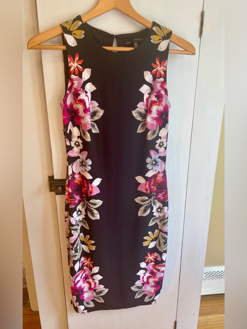 White House Black Market Sleeveless Shift Floral Pattern on Black Stretch XXS